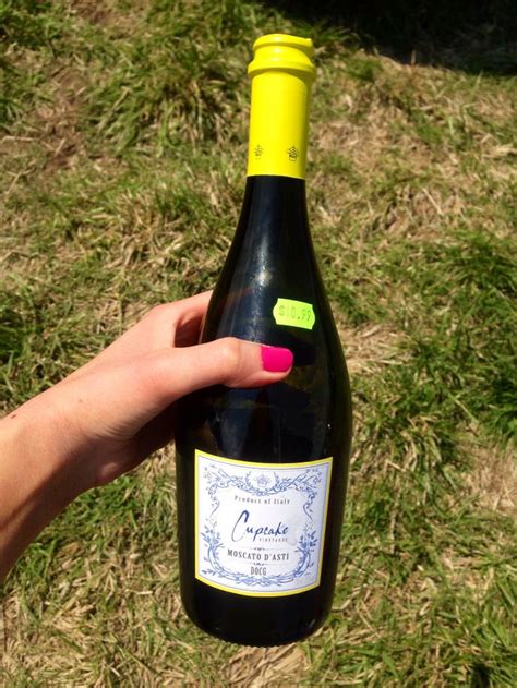 With over 200 different varieties of this moscato wine is a magnificent combination of moscato greco, muscat canelli and orange muscat submitted in the technique of platonic pattern. Cupcake Moscato | Wine bottle, Moscato, Docg