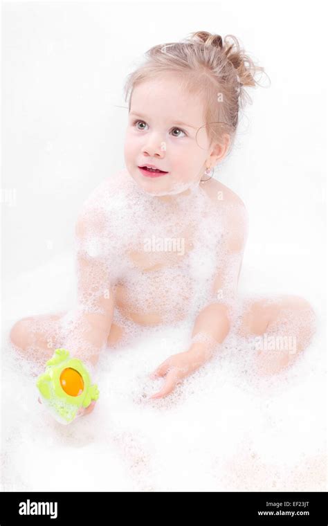 Linda Niña Jugando En El Baño Fotografía De Stock Alamy