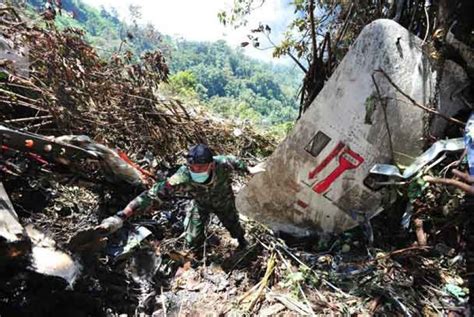 Turun Dari Lokasi Jatuhnya Sukhoi Petugas Sar Disterilkan Republika