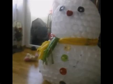 wow voici comment faire un bonhomme de neige avec des verres en plastique