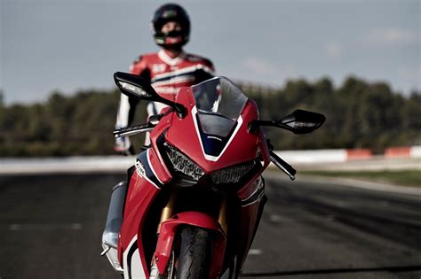 Explore more about its features, exhilarating power, performance and speed. Zdjęcia - Honda Fireblade SC77 CBR 1000RR SP 2017