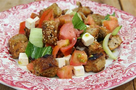 Wenn an der außenhaut grüne stellen sind, dann ist sie unreif. Kochbuch für Max und Moritz: Brotsalat mit RAF-Tomaten ...
