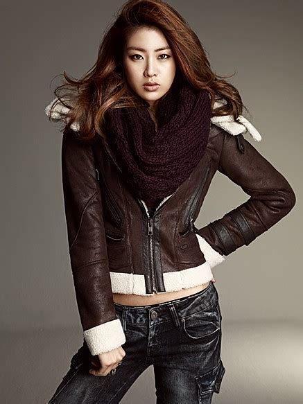 Gambar Foto Kang Sora Menjadi Model Produk Fashion Foto 2 Dari 85