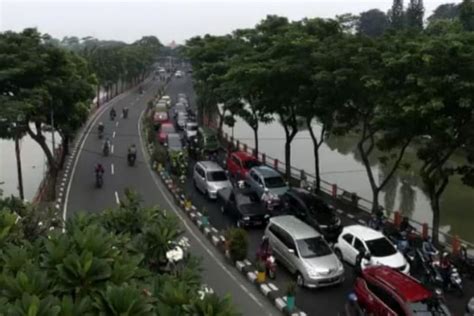 Hari Pertama Psbb Terjadi Kemacetan Di Perbatasan Surabaya Sidoarjo