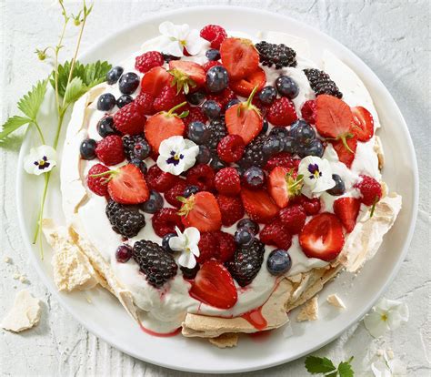 Aus living at home 4/2014. Beeren-Pavlova | Rezept in 2020 | Lebensmittel essen ...