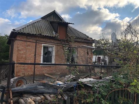 Поліція показала розбиті будинки після ворожого обстрілу Нікопольщини