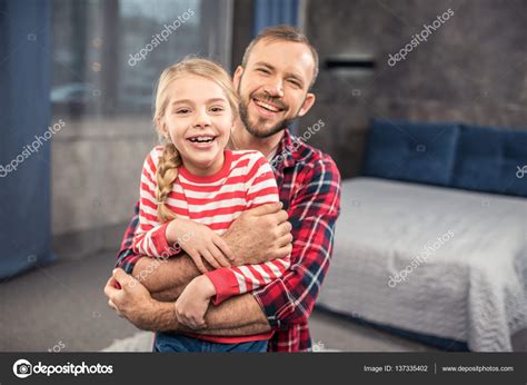 Hija Y Padre Feliz — Foto De Stock © Igortishenko 137335402