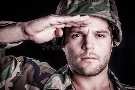 el saludar masculino del soldado foto de archivo imagen de serio militar 61588494