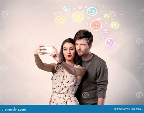 Couples Heureux Prenant Le Selfie Avec Le Smiley Image Stock Image Du