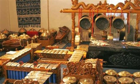 Cara memainkan alat musiknya yang unik yaitu dimainkan. 45 Alat Musik Tradisional dari berbagai Daerah di Indonesia