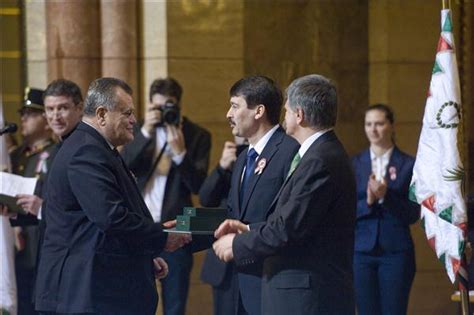 Gyurcsány ferenc egy éjszakára beállt a dj pult mögé és kimaxolta a bulikát. Tiszta művészet - Széles Gábor gyermekei és a média ...