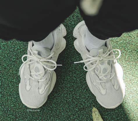 Slightly similar to the yeezy 500 blush released last year, the combination of the bulky upper and the simple color combination make the yeezy 500 bone white an easy to pull off silhouette which will keep your eyes on ym as we will announce the release date for the yeezy 500 bone white soon. YEEZY 500 "BONE WHITE" 8月24日(土)発売 - Yakkun StreetFashion Media