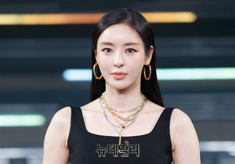 같은 시기 프로스펙스광고 모델로 발탁되어 주목할 만한 신인 cf 모델로 화제가 되기도 하였다. 포토 주얼리로 포인트 준 이다희 | Save Internet 뉴데일리