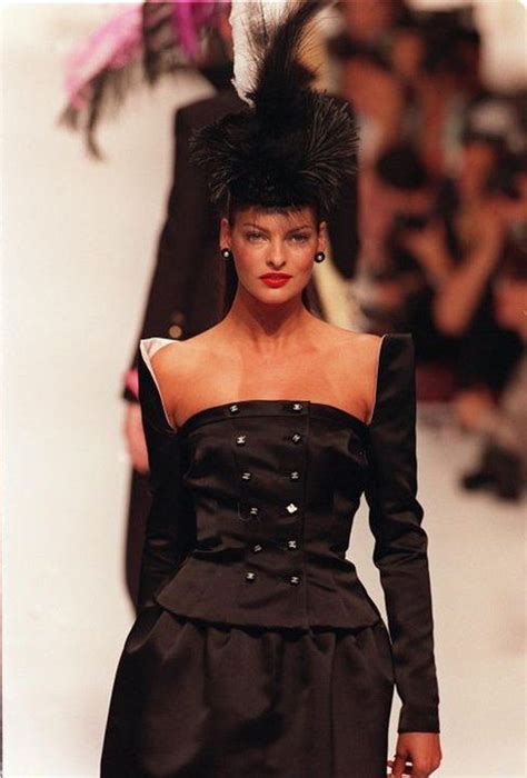 Linda Evangelista Chanel Couture Runway Show Fw 1994 By Lagerfeld