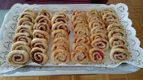 Blätterteigschnecken mit Frischkäse Schinken Zwiebeln und Gruyère