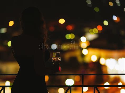 Silueta De La Mujer Desnuda En El Balcón Con Un Vidrio De Vino En El