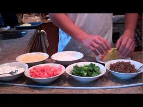 The mighty fish taco is one of the best foods in the universe. Como Hacer Tacos.mpg - YouTube