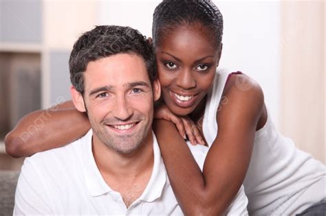 زوجان مختلط العرق في الداخل صورة الخلفية والصورة للتنزيل المجاني Pngtree