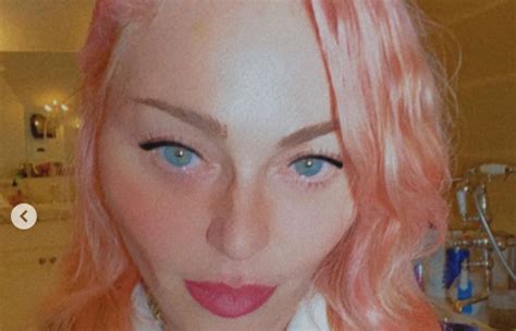 The beautiful message of the indisputable queen of pop. Madonna irriconoscibile con capilli rosa e zigomi pronunciati