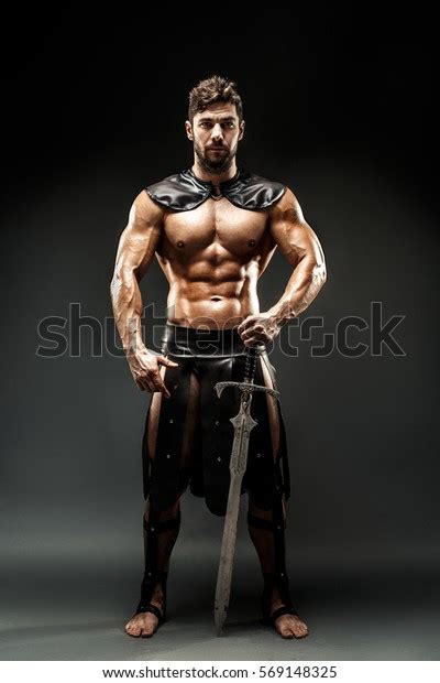 Porträt Eines Gut Aussehenden Muskulösen Gladiators Stockfoto 569148325