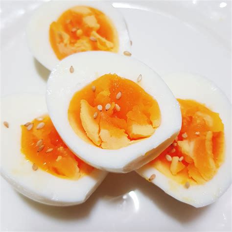 감동란은 일반 삶은 달걀처럼, 자신의 머리나 친구의 머리를 사용해서 세게 부딪혀 깨지 마세요. 초간단 감동란 만들기