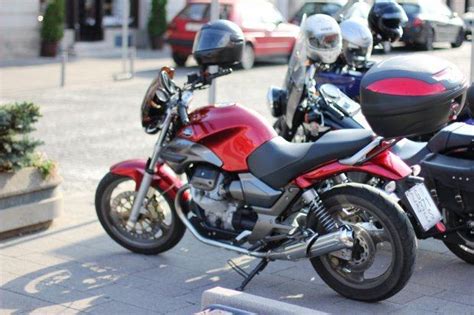 12 moto guzzi breva 750s have provided 59 thousand miles of real world fuel economy & mpg data. Moto Guzzi Breva 750, 2004 god.