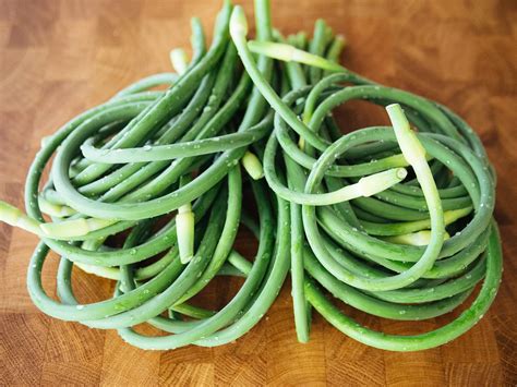 How To Harvest Garlic Scapes 8 Easy Ways To Use Them Garden Betty