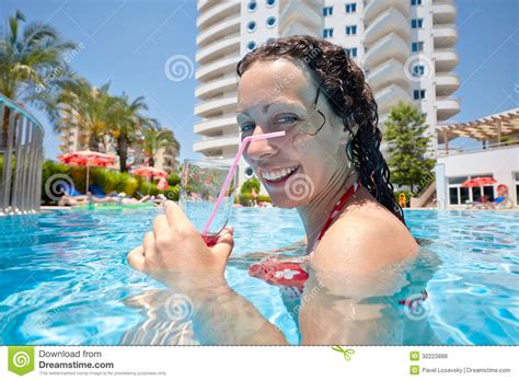 frau schwimmt im pool mit glas des cocktails stockfoto bild von frucht bikini 32223888