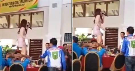 Viral Aksi Biduan Goyang Erotis Diatas Meja Di Turnamen Golf Piala Gubernur Riau