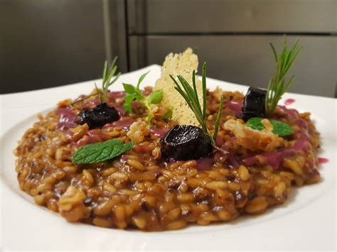 In una grande padella fate imbiondire nell'olio la cipolla tritata, quindi aggiungete il bicchiere di amarone ed il radicchio tagliato a listarelle e fate cuocere per un paio di. Risotto all'Amarone e altri risotti da gustare in quel di ...