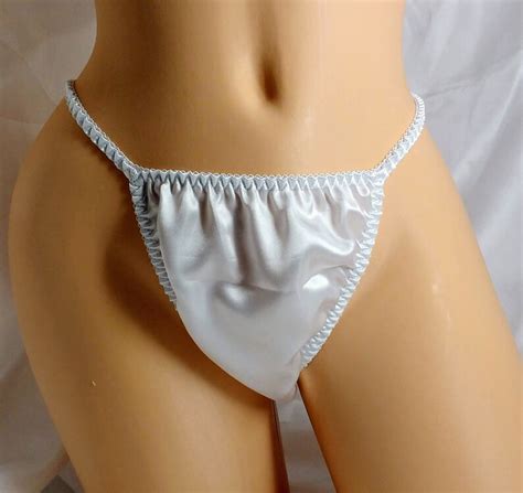 Bikini de cuerdas de satén blanco Fotos eróticas y porno