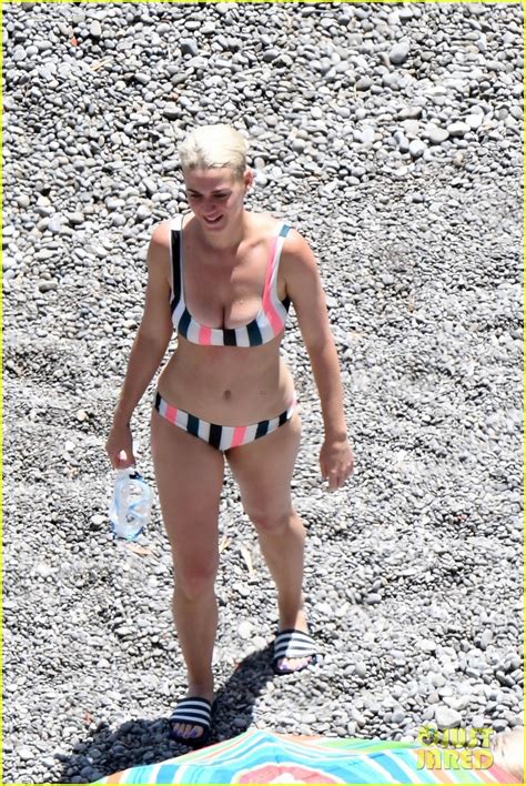Katy Perry Wears A Striped Bikini At The Beach In Italy Photo 3925717