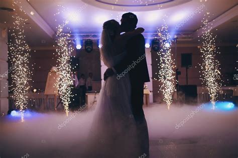 Para los novios porque se trata de un detalle más a tener en cuenta y la ocasión perfecta para reflejar la química y conexión que hay entre ellos. baile nupcial — Foto de stock © prostooleh #81381802
