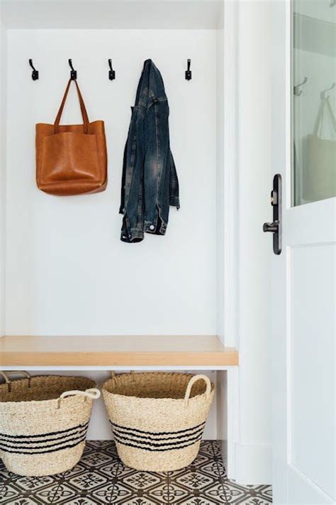 20 Farmhouse Entryway Ideas That Are Cozy And Inviting
