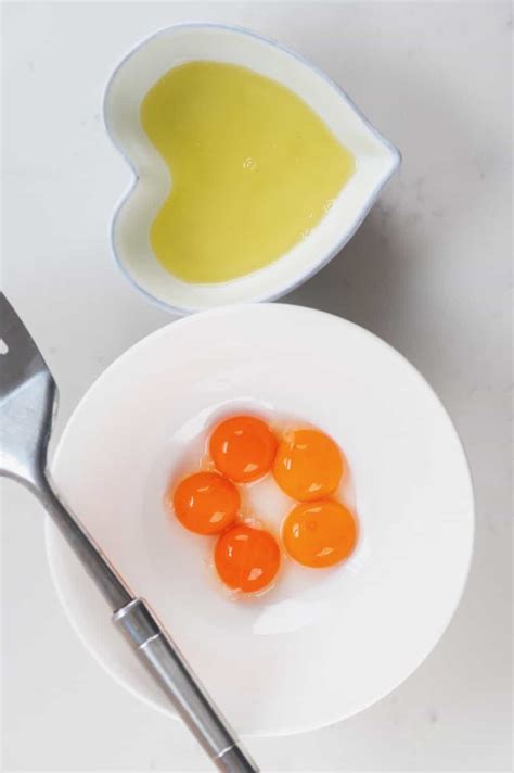 How To Separate Egg Whites And Yolks 2 Methods Alphafoodie