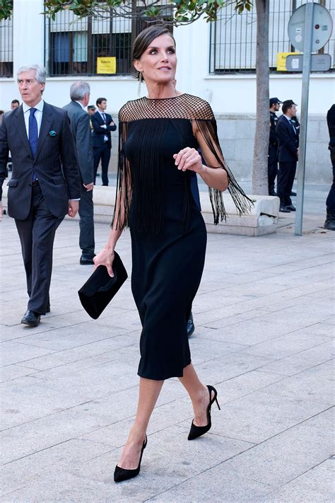 Cómo Llevar Un Vestido Elegante Color Negro Con Stilettos Como La Reina