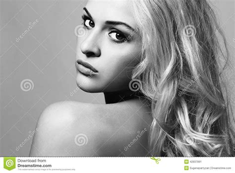 Beau Visage De Jeune Femme Fille Blonde Portrait De Monochrome Dart Sexy Image Stock Image Du
