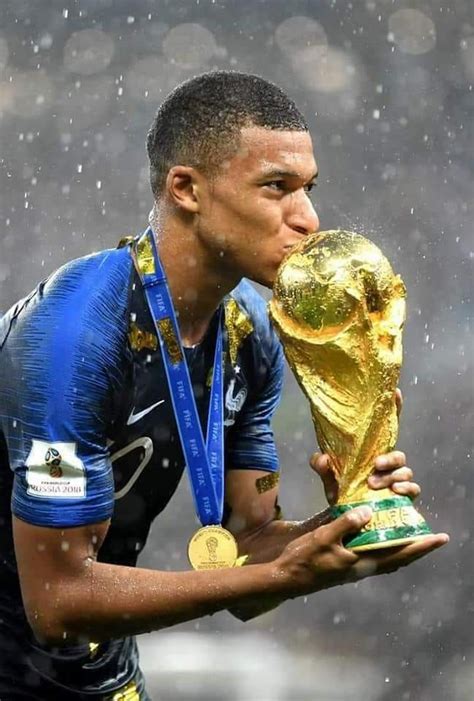 Une image de la star de football française Mbappé embrassant la coupe