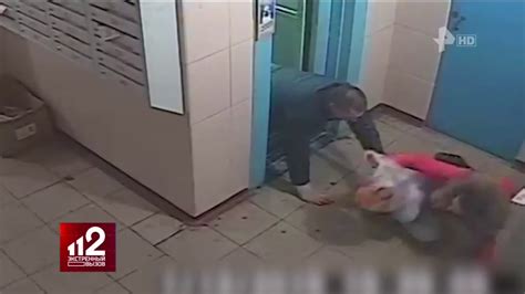 В Курске Мужчина Напал на Девушку в Лифте Видео со Скрытой Камеры