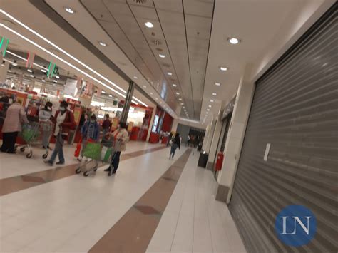 Piscine, bar, ristoranti, centri commerciali (nel weekend). Il lockdown dei centri commerciali nel primo weekend di ...
