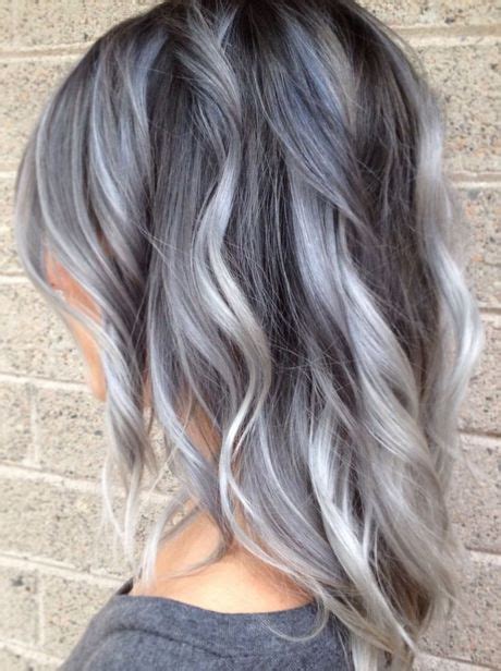 Try adding in some light brown lowlights that have hints of gold. Kort blond haar met lowlights