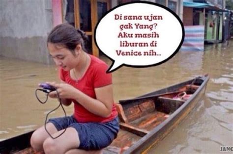 10 meme banjir jakarta 2017 yang bikin baperan semua halaman hai