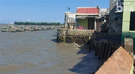 Banjir Akibat Rob, Warga Kenjeran Surabaya Minta Pemecah Ombak