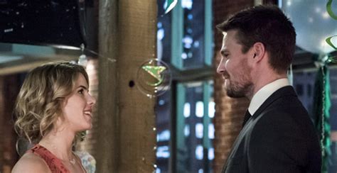 ‘arrow Ep Dishes On The Future Of Olicity In Season 6 Arrow Emily