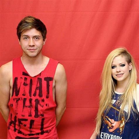 Avril Lavignes Meet And Greet Photos Are Awkward As Hell E News