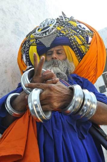 avtar singh mauni wears the world s heaviest and longest turban in pictures