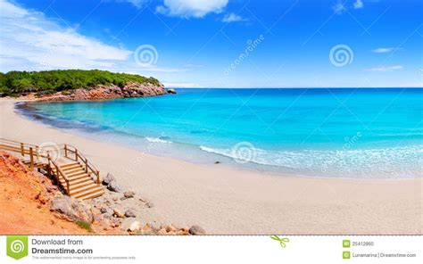 Strände mit mehr dienstleistungen sind rein touristischen und volle saison sind überfüllt. Strand In Eiland Ibiza Met Turkoois Water Stock Foto ...