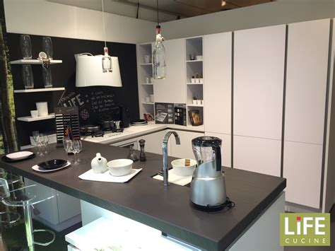 La superficie di seduta ha una profondità di 57 cm, altezza di 43 cm e schienale di 41 cm, ma il pezzo forte di questo divano è la penisola di dimensioni 65x120 cm. Cucina moderna LiFE ad U bianca con penisola occasione ...