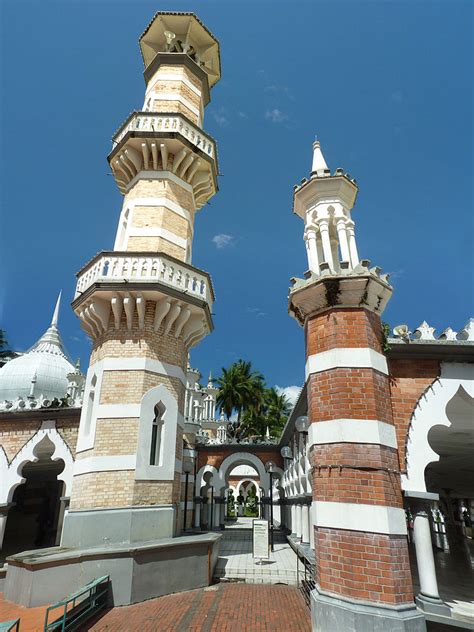 It was later renovated with red bricks in 1963. Bangunan Bersejarah Masjid Jamek |MyRokan