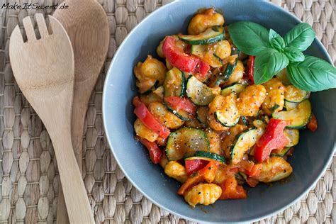 Lauwarmer Gnocchi Salat mit Paprika und Zucchini
